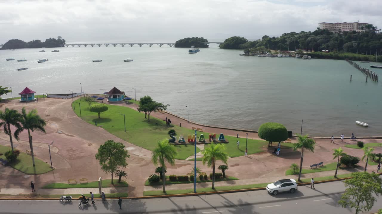 Parco pubblico sul lungomare con ponte pedonale sullo sfondo, Santa Bárbara de Samaná nella Repubblica Dominicana