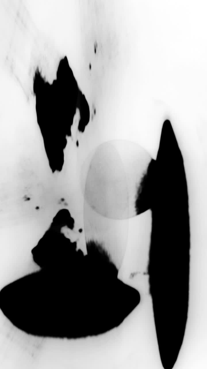 Inchiostro Nero Astratto che si Diffonde e si Dissolve su Sfondo Bianco