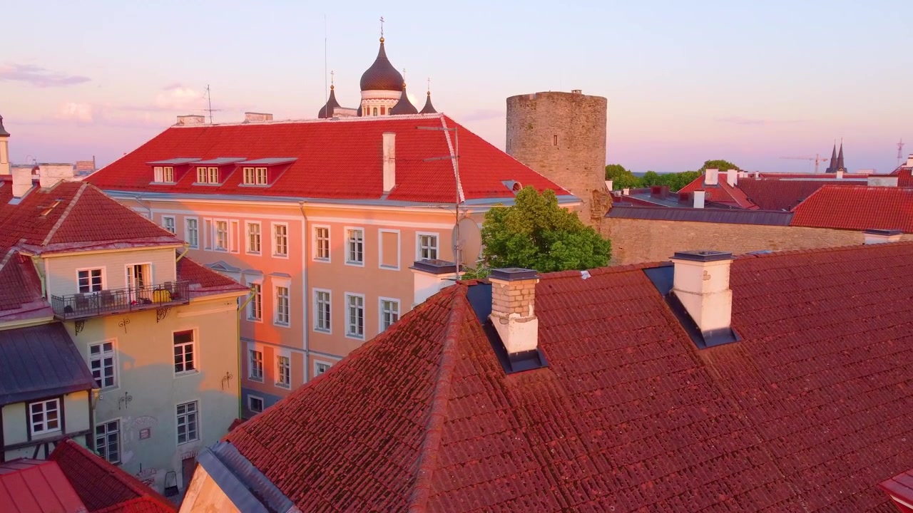 Magnifici edifici nella città di Tallinn durante il tramonto, Estonia.