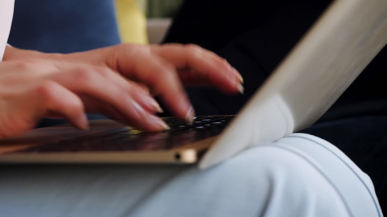 mujer escribiendo en una computadora portátil