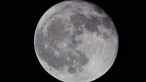 Luna-Llena-Detallada-Contra-El-Cielo-Nocturno-Oscuro-Y-Negro