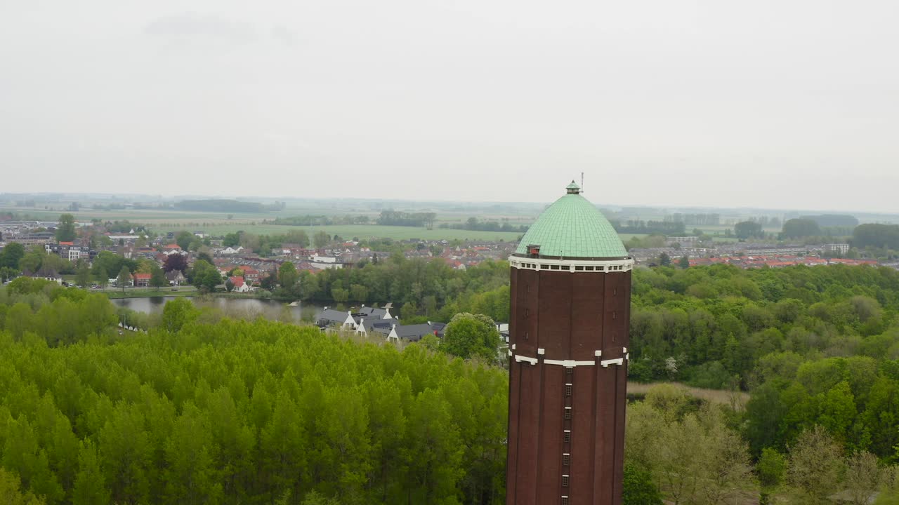 toma aérea reveladora de la famosa torre de agua en la ciudad de axel tomada en un día nublado con panorama de la ciudad