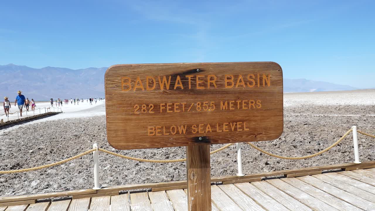 Badwater Basin-skilt og saltsletter i Death Valley Nationalpark
