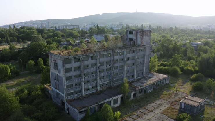 Vista aérea de un edificio industrial abandonado en Bratislava en un día soleado, Eslovaquia.