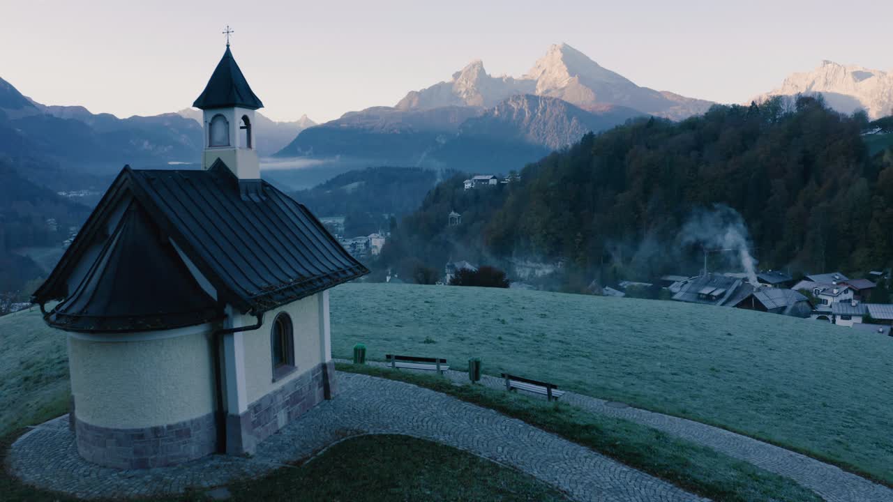 바이에른, 독일의 가을 풍경 | 4k uhd d-log - 독일 베르히테스가든(berchtesgarden) 위로 춥고 안개 낀 일출 가을색, 마을이 내려다보이는 예배당의 영화 같은 드론 샷 - 산