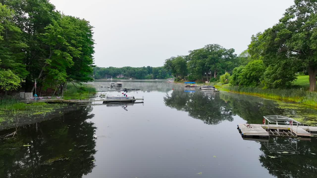 롱 모나 호수의 표면을 가로지르는 안개
