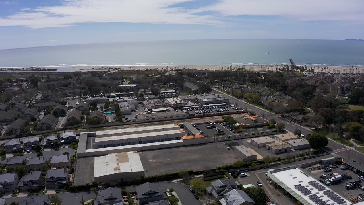tomada aérea de un complejo industrial en port hueneme, california con las islas del canal visibles en el fondo