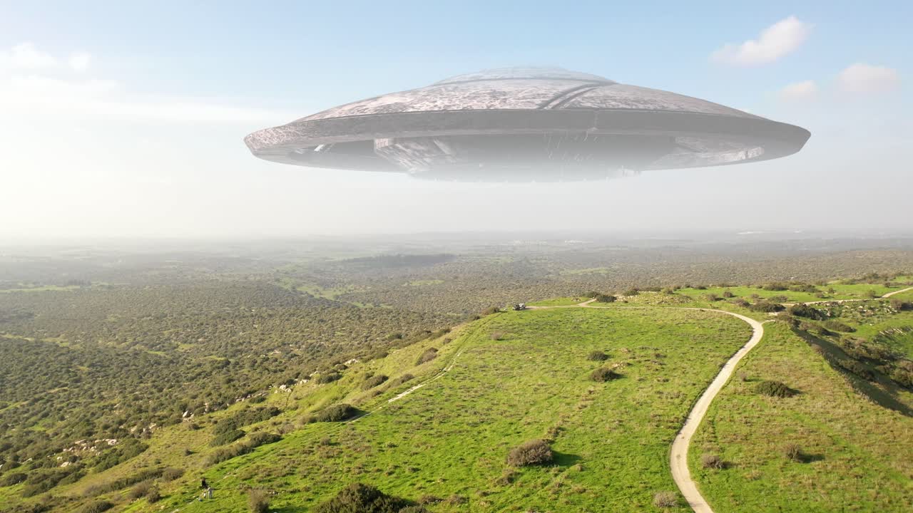 ufo sobre un paisaje rural