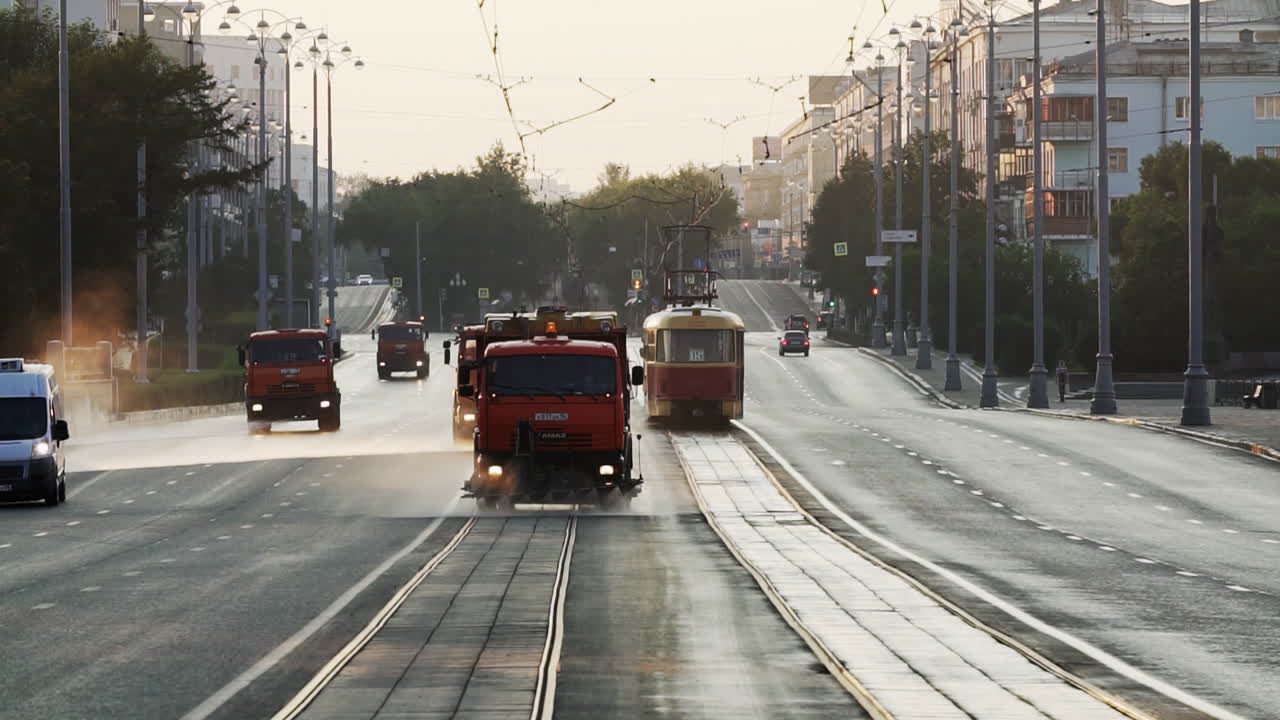트램과 트럭으로 도시 거리를 청소합니다.