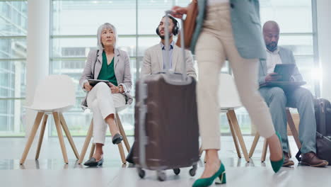 Aeropuerto,-Sala-De-Espera-Y-Mujeres-De-Negocios-Salen.