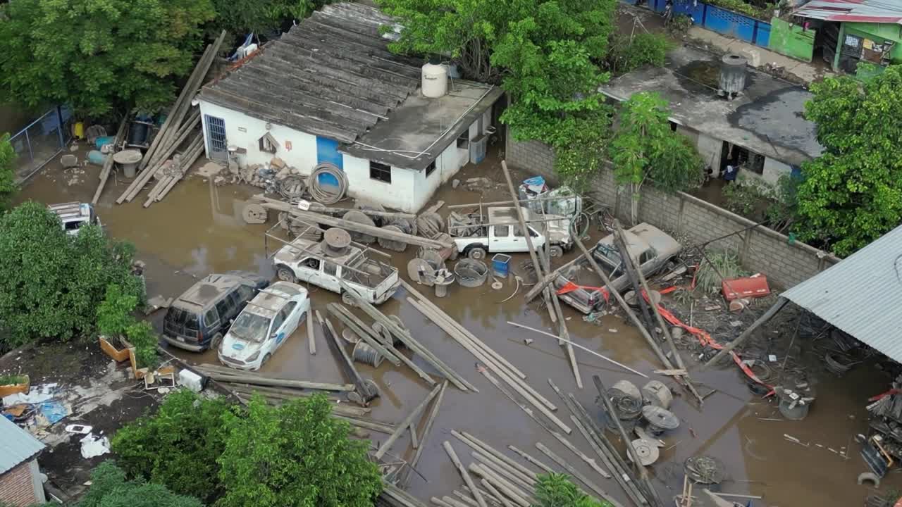 Bidikan drone dolly, mobil terjebak banjir di Meksiko