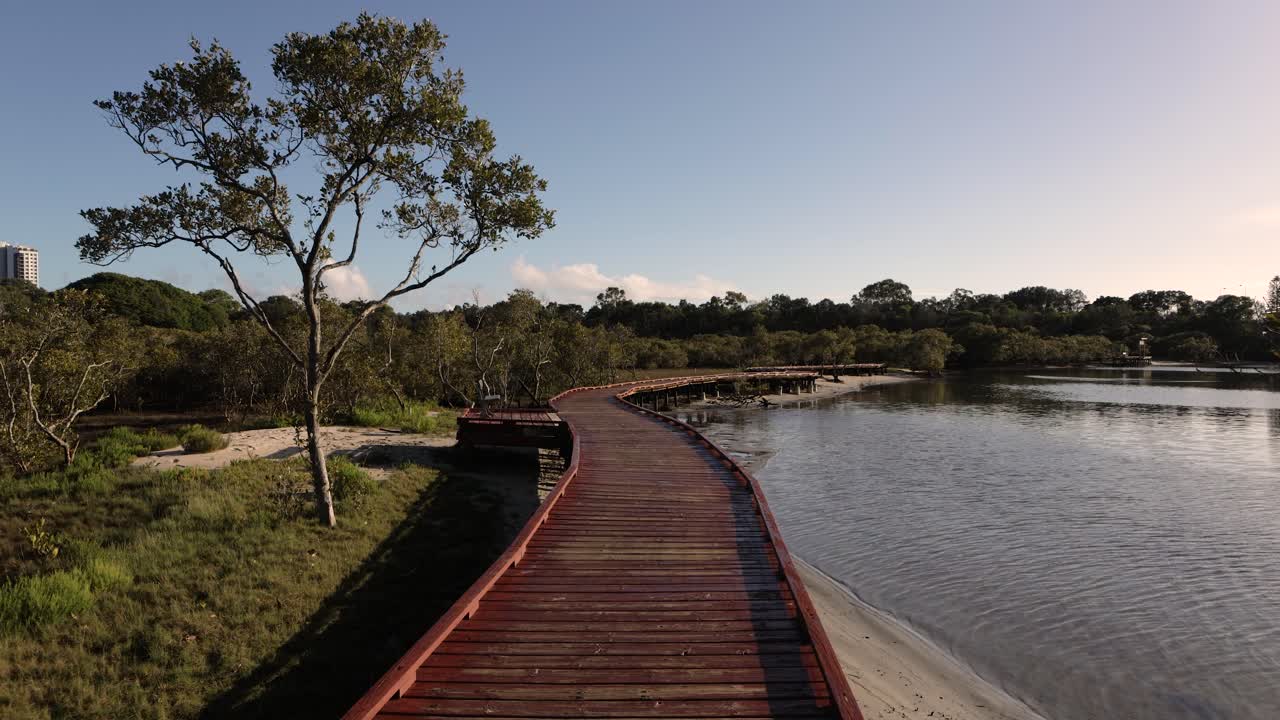 26 de febrero de 2023 - costa dorada, queensland, australia: vista a lo largo de la reserva beree badalla y el arroyo currumbin al amanecer