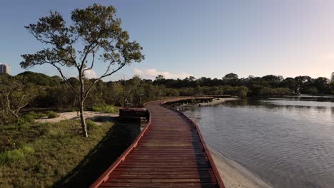 26.-Februar-2023-–-Gold-Coast,-Queensland,-Australien:-Blick-Entlang-Des-Beree-Badalla-Reserve-Und-Des-Currumbin-Creek-Bei-Sonnenaufgang