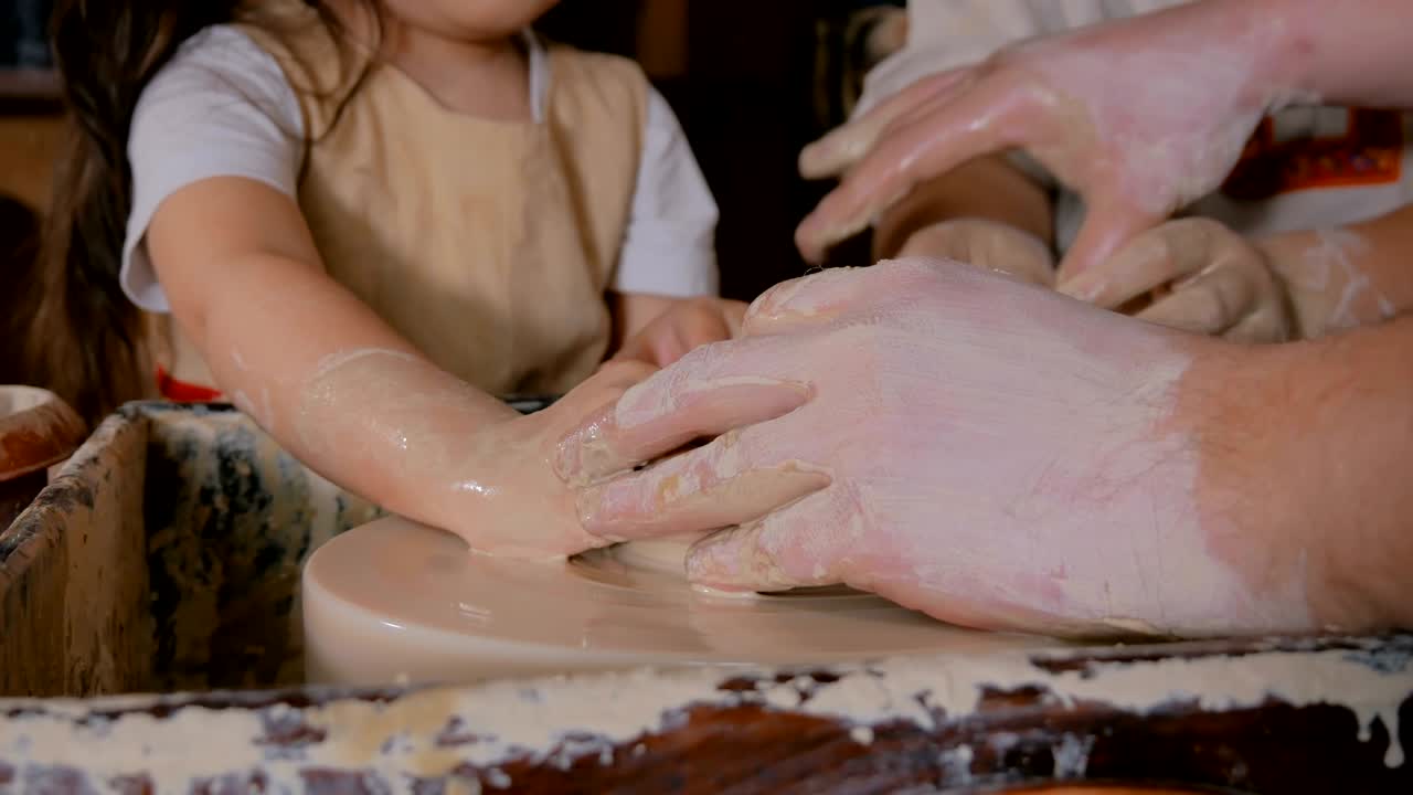 alfarero mostrando cómo trabajar con cerámica en el estudio de cerámica