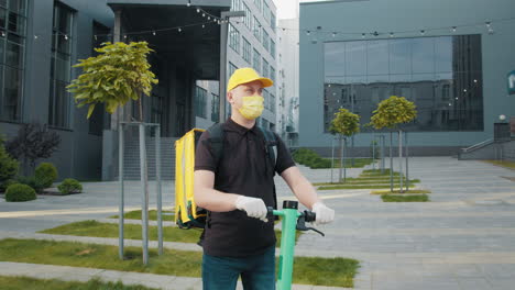persona de entrega de alimentos con scooter en la ciudad