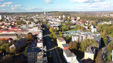 Autos-Fahren-Auf-Der-Straße-In-Der-Stadt-Ostrava-Mit-Der-Wasserwelt-Sareza-In-Der-Tschechischen-Republik