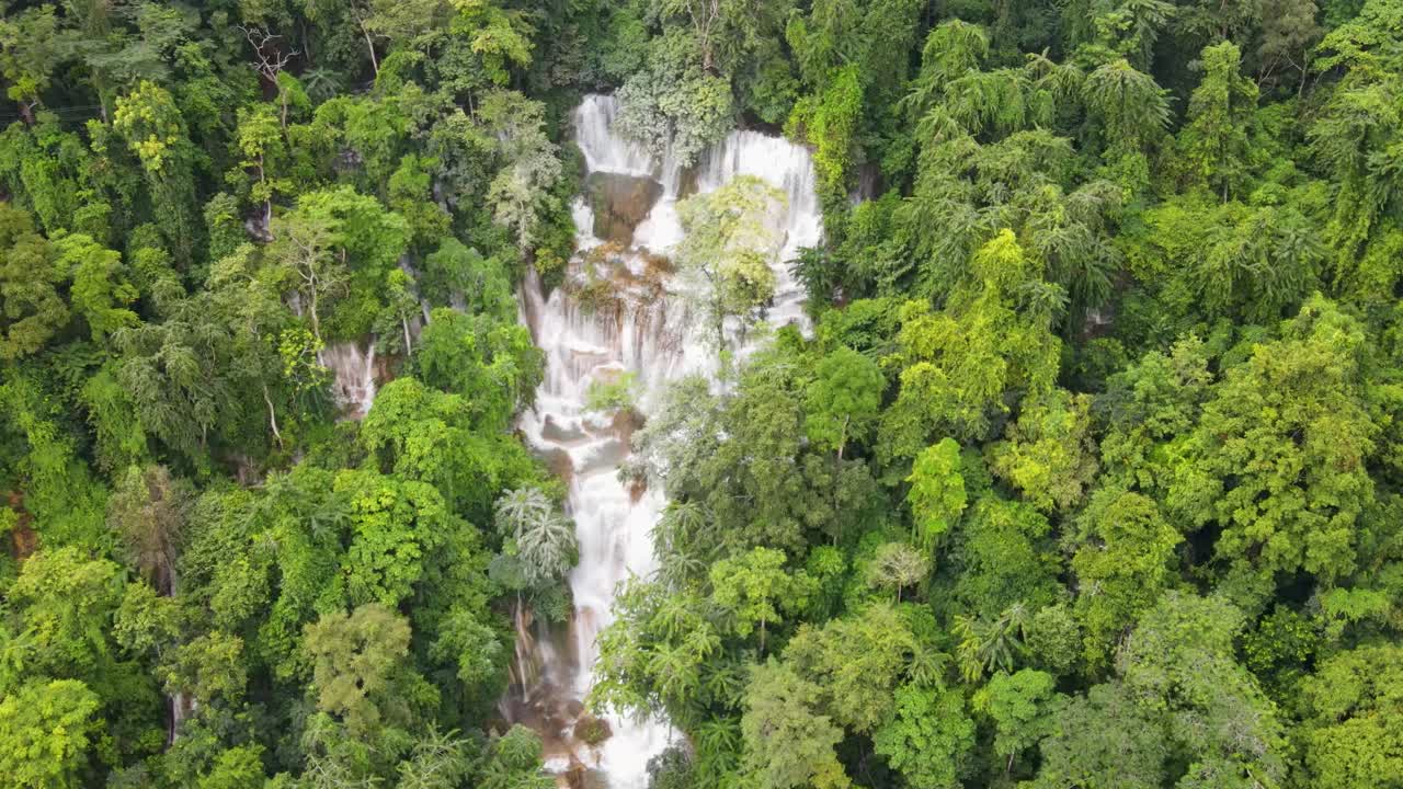 vista aérea de las cataratas de kuang si en cascada rodeadas de árboles del bosque tropical en luang prabang