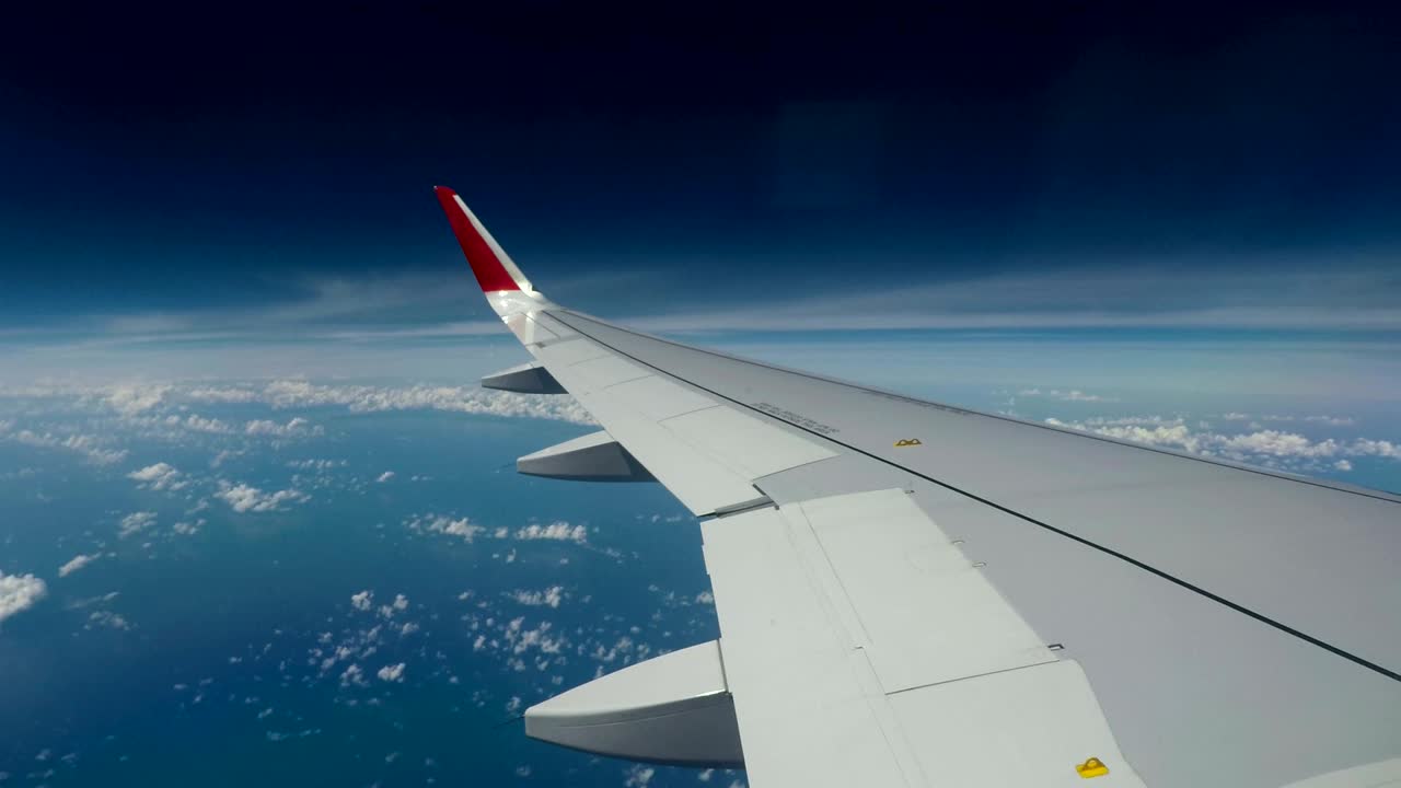 timelaps: el ala del avión sobre el cielo azul