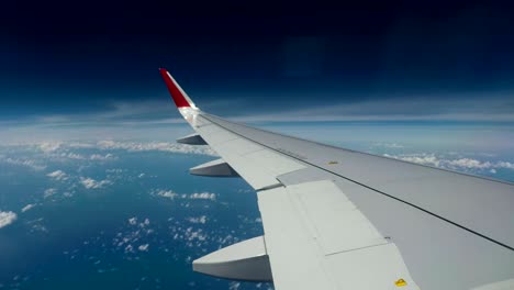 timelaps: el ala del avión sobre el cielo azul