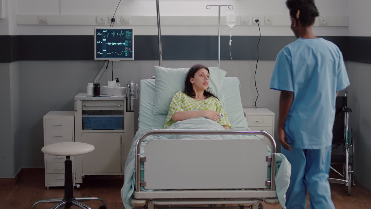 médico especialista que vigila a la mujer enferma examinando el oxímetro de pulso