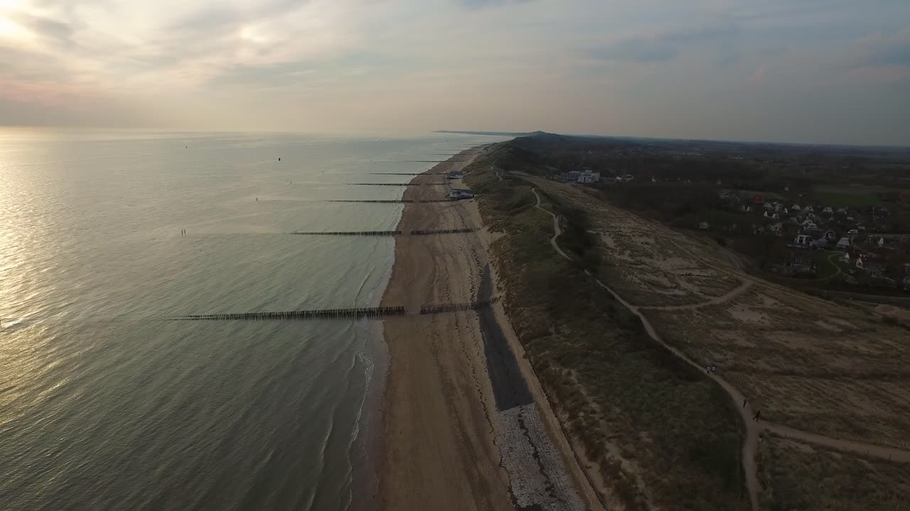 аэрофотосъемка: город влиссинген, расположенный на берегу северного моря, во время заката