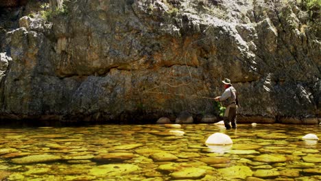 pescador pescando con la mosca en el río