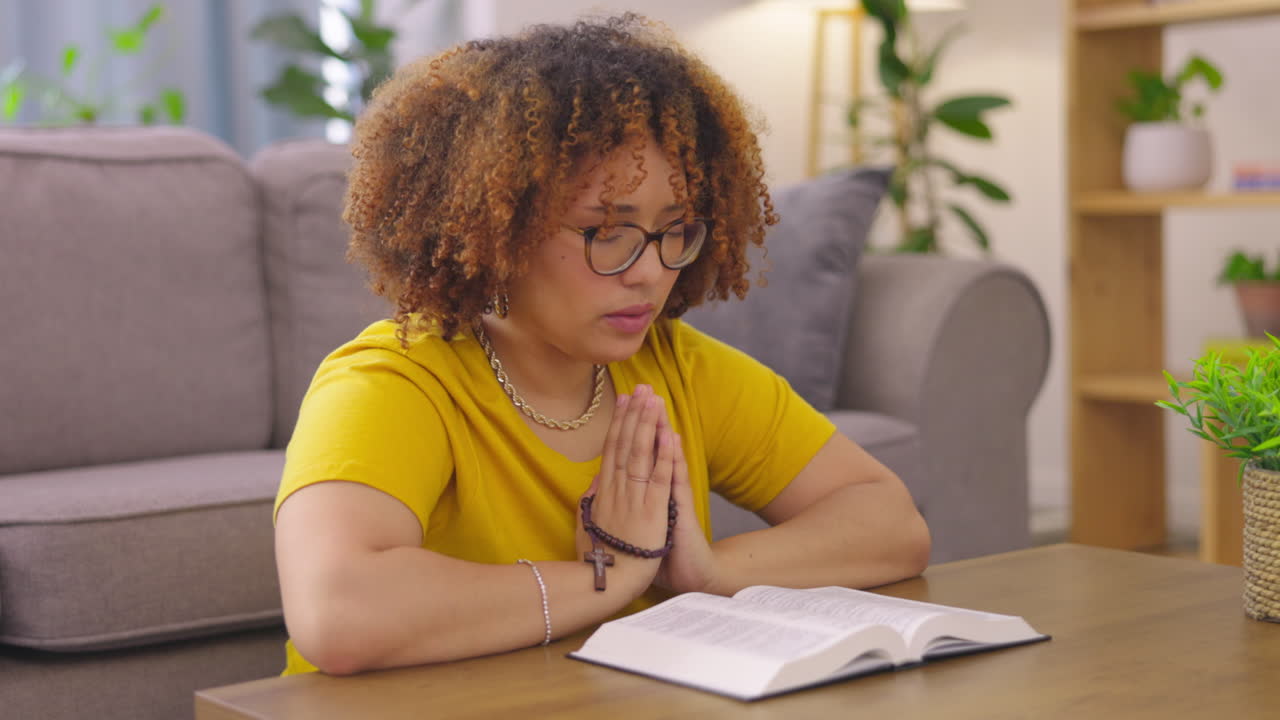 oración, religión y mujer en la sala de estar