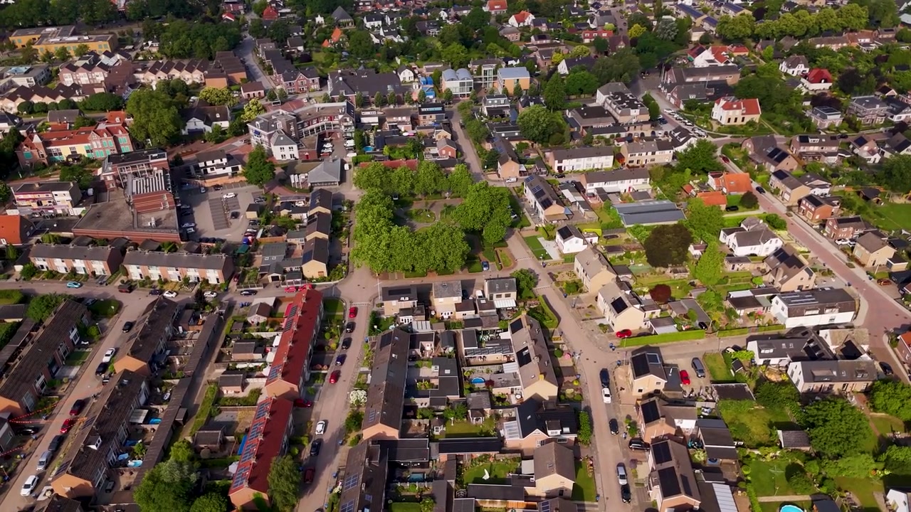 Vista aerea di un tranquillo quartiere residenziale in una piccola città