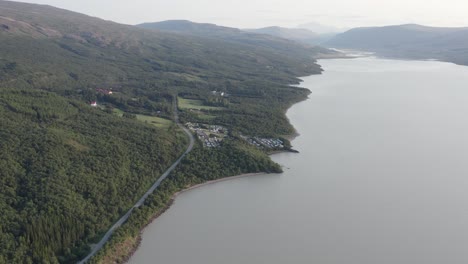 Malerische-Waldlandschaft-In-Ostisland-Am-Ufer-Des-Sees-Lagarfljót,-Höfðavík