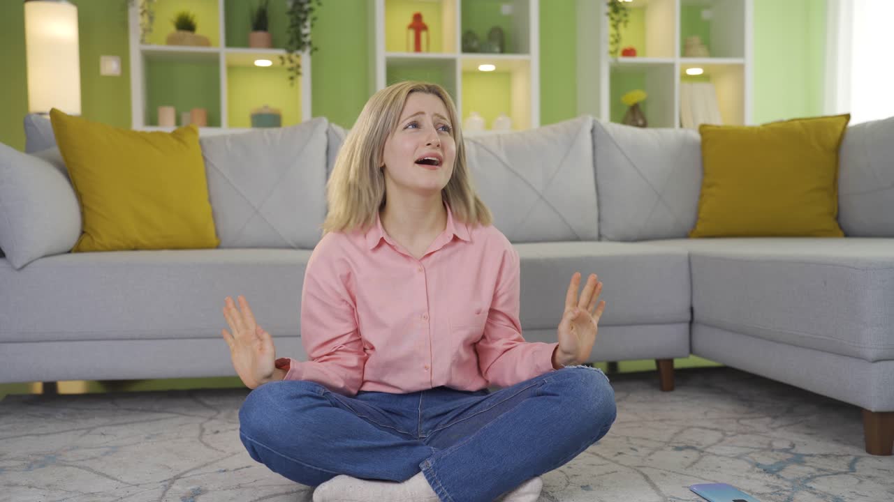 자기 자신과 얘기하는 젊은 여자는 자기 자신에게 화를 내고 있습니다.