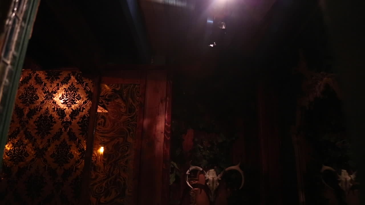 활짝 열리는 작은 문, 교회 스테인드글라스