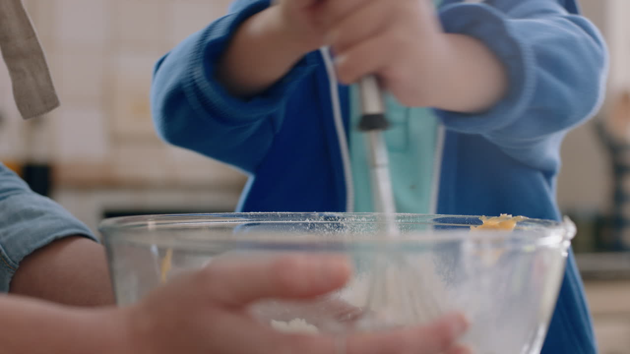 niño ayudando a su madre a hornear en la cocina mezclando ingredientes horneando galletas preparando receta en casa con su madre enseñando a su hijo el fin de semana