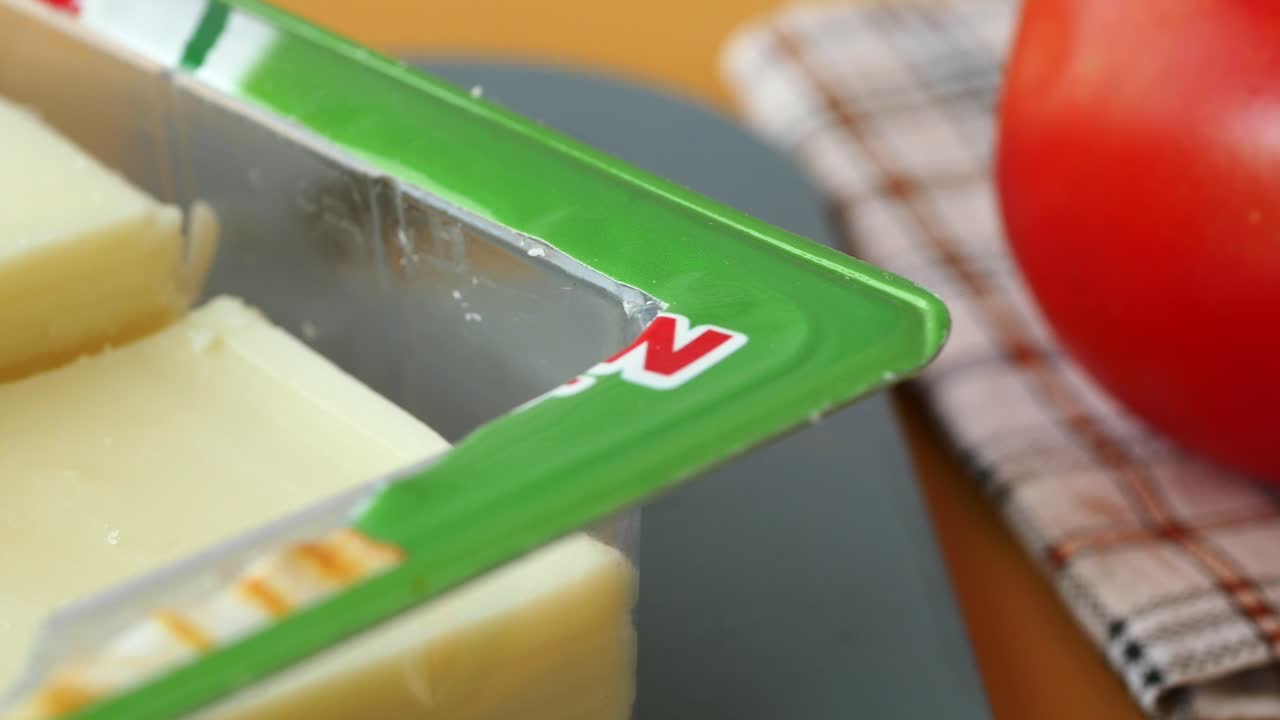 primer plano de un bloque de queso mozzarella en embalaje