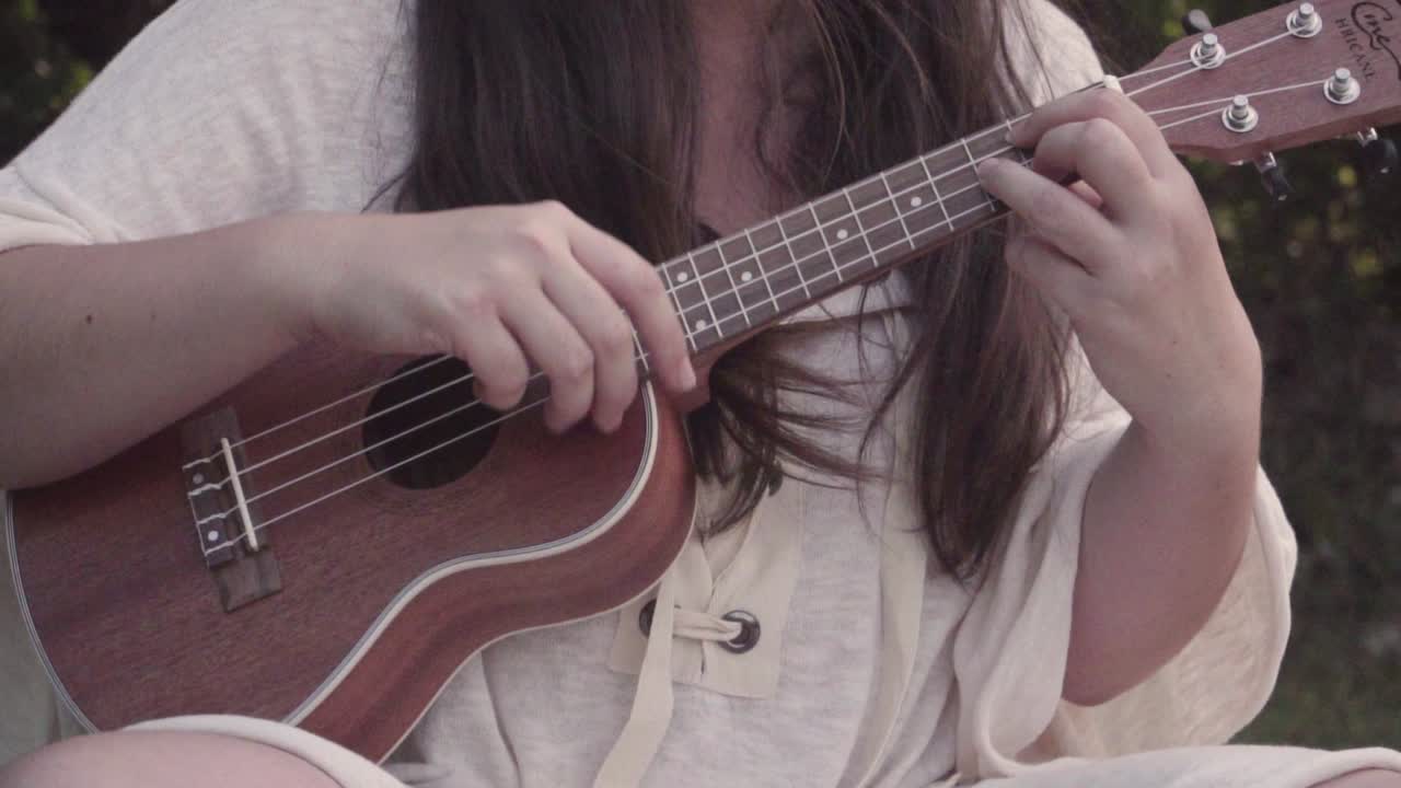 This is a peaceful moment with an ukelele recording, playing on nature.
