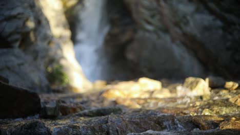 Aufnahme-In-Zeitlupe,-Die-über-Einen-Bach-Schwenkt-Und-Einen-Großen-Wasserfall-In-Den-Wasatch-Bergen-In-Utah-Enthüllt