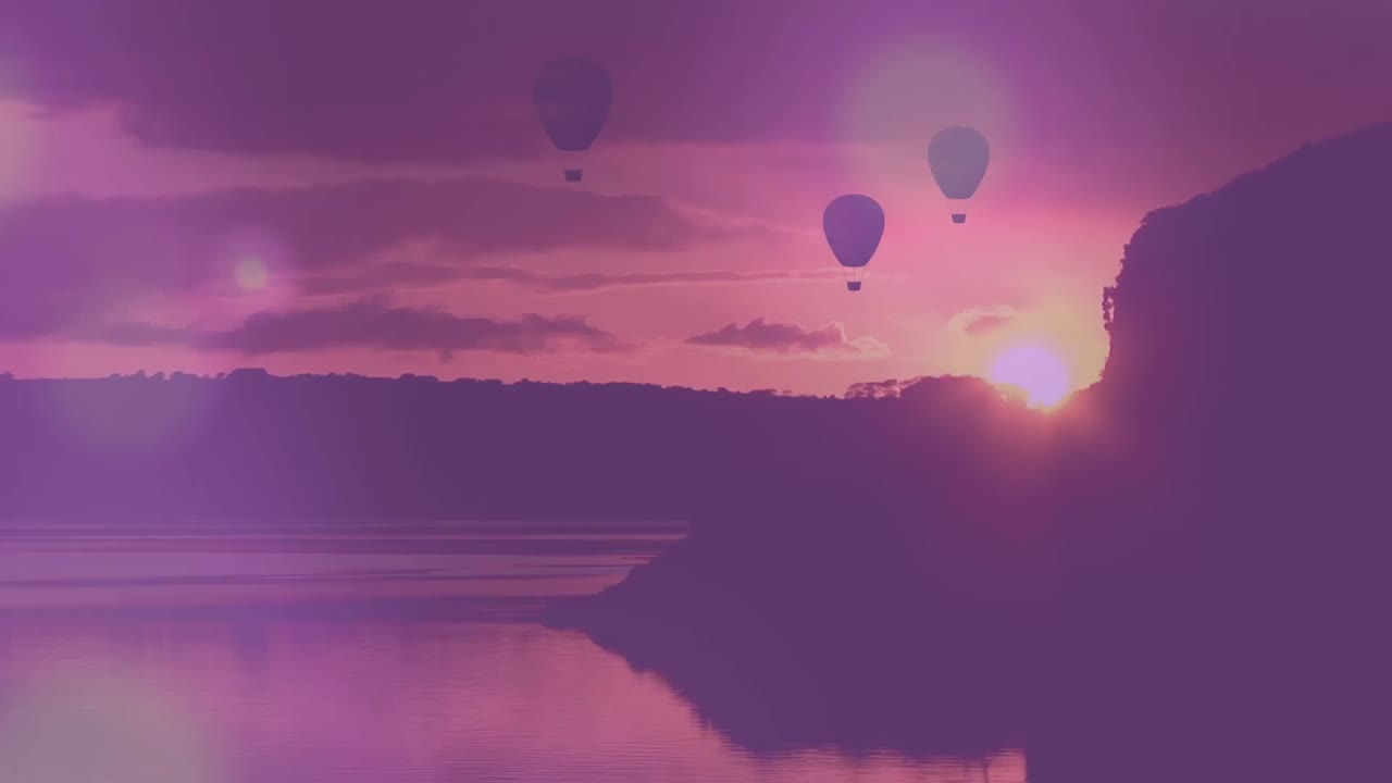 Mongolfiera in volo con un bellissimo tramonto