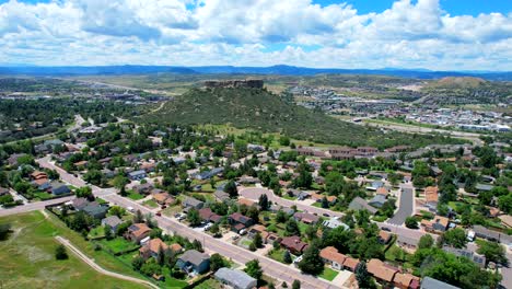 drone aéreo sobre el barrio en la ciudad de castle rock colorado, un suburbio de denver