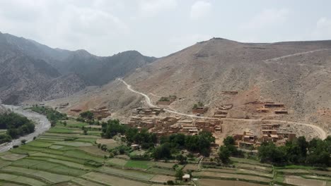 Casas-De-Barro-Ubicadas-En-Colinas-De-Tierras-De-Cultivo