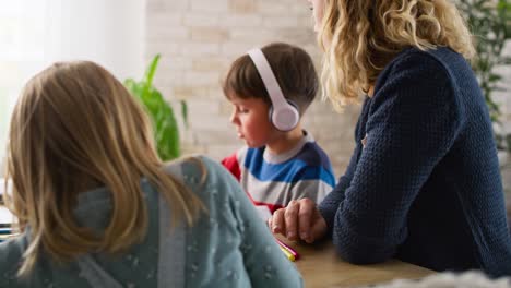 Vídeo-De-Madre-Ayudando-A-Sus-Hijos-Con-Sus-Tareas