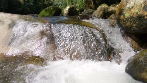 pequeña cascada de agua cristalina