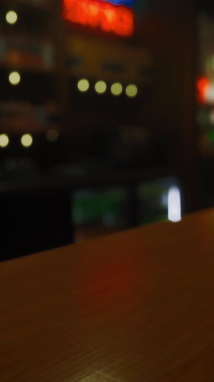 Serata affollata in un bar con luci brillanti e bevande sul bancone