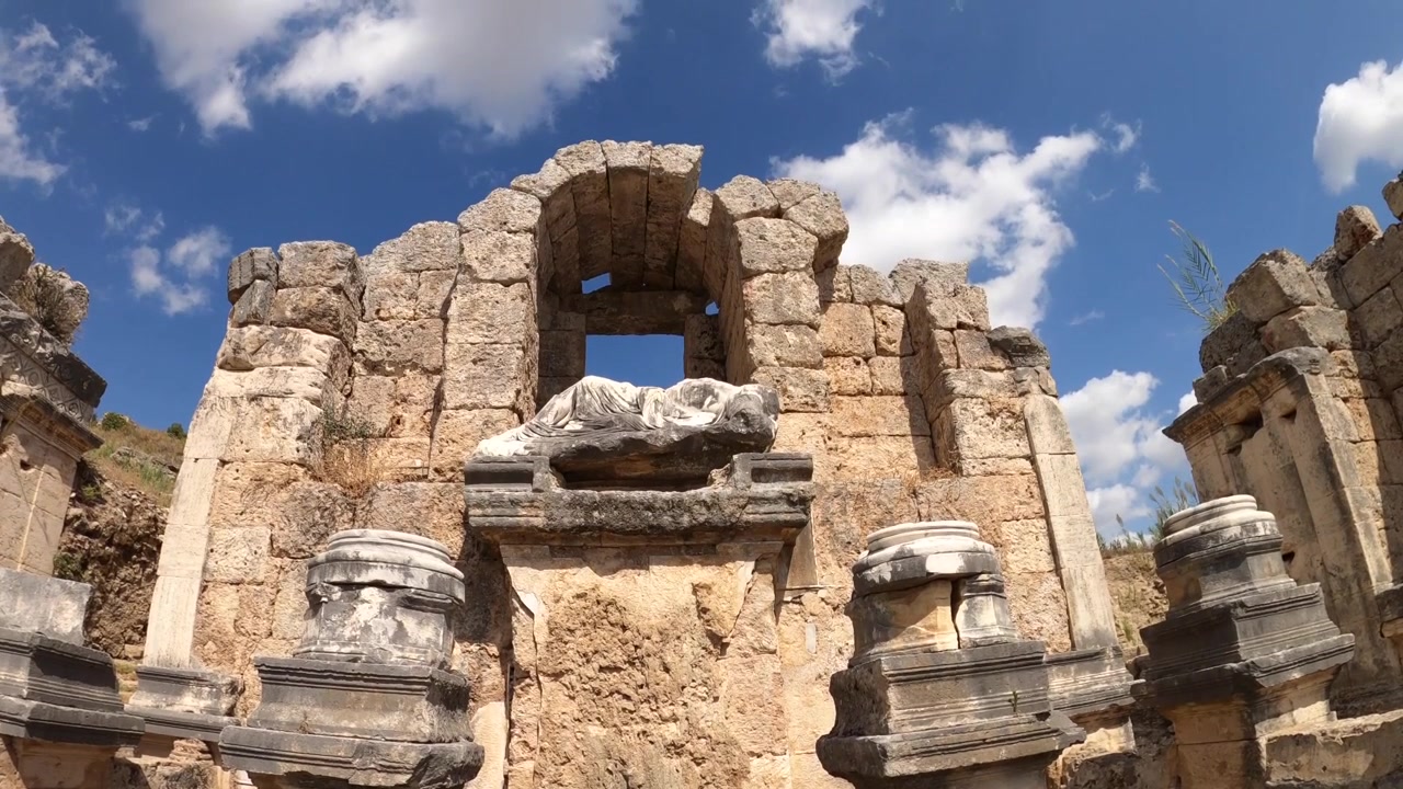 Rovine della Domus Severiana sul Colle Palatino a Roma, Italia, che mostrano archi in pietra consumati, frammenti di marmo, dettagli intagliati e antica architettura romana.