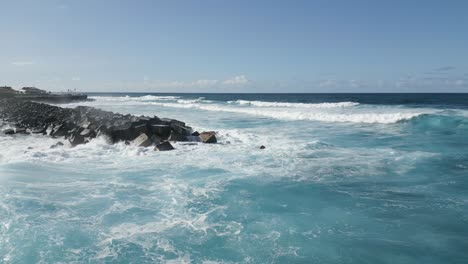 Drohne-Fliegt-über-Blaue-Wasseroberfläche,-Puerto-De-La-Cruz,-Teneriffa,-Spanien