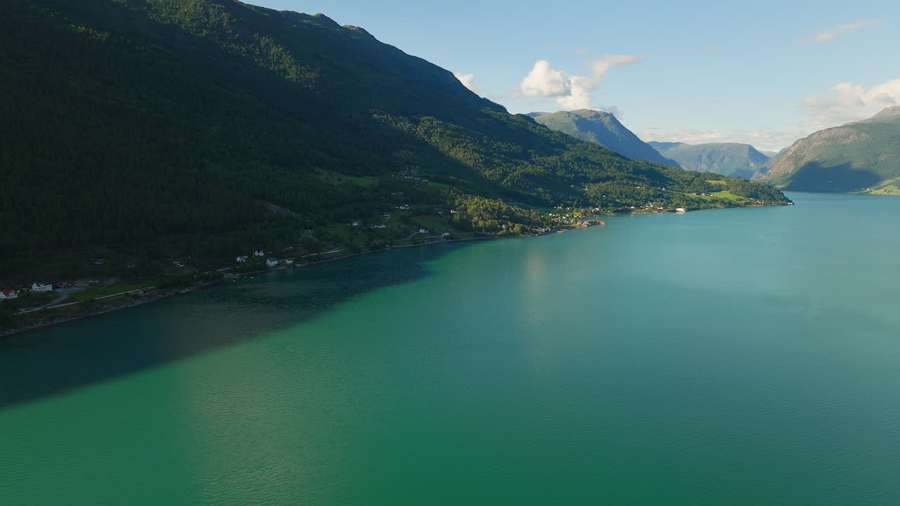 panorámica aérea de la pintoresca ciudad a la sombra del impresionante fiordo en el fiordo de lustra, noruega