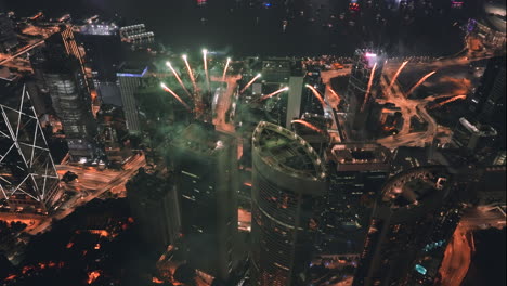 fuegos artificiales verdes en la parte superior de la oficina del gobierno de queensway, un lugar pacífico y torre cívica en la isla de hong kong durante la víspera de año nuevo