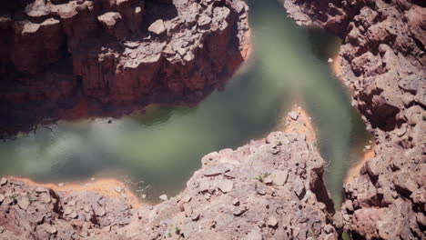 vista aérea de un río cañón