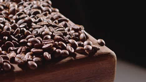 los granos de café se caen del tablero a cámara lenta.