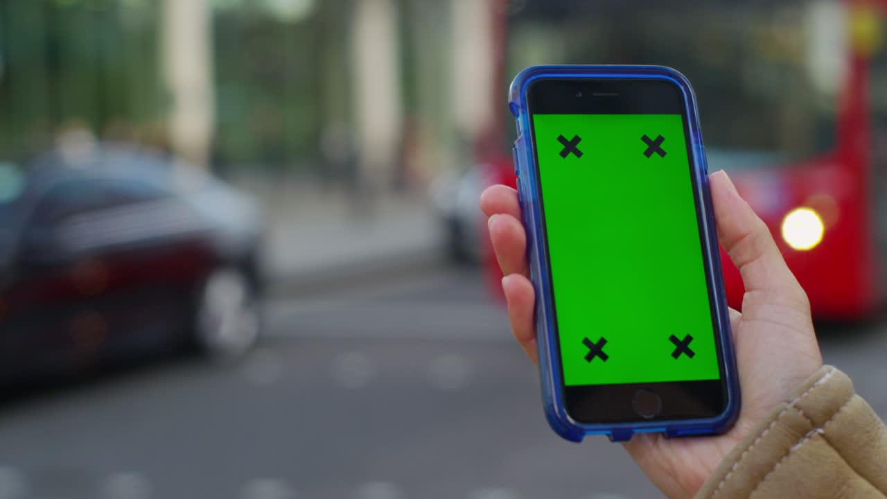 pantalla verde de la llave de croma del teléfono celular con la mano