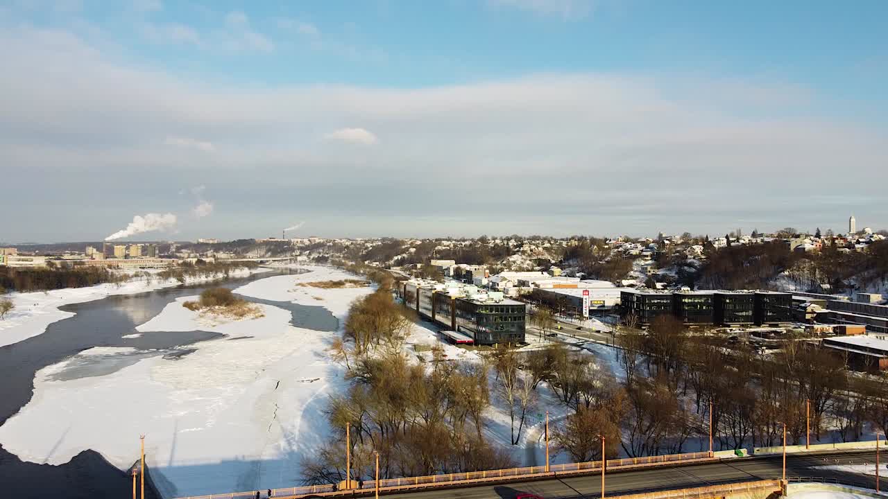 "kauno dokas" 사무실 건물을 향해 vilijampole 다리 위로 비행