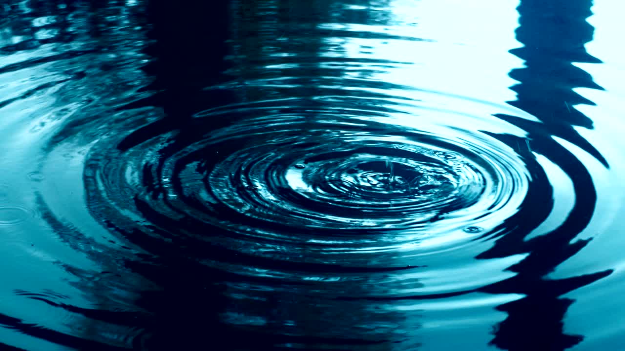 가까운 곳에서 비가 떨어집니다.